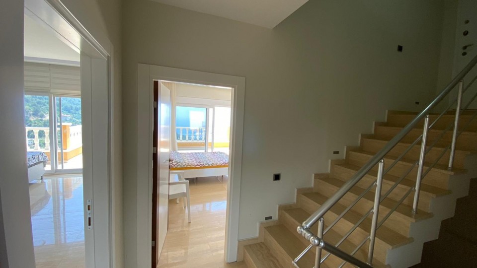 Alanya Tepe Mahallesinde  Havuzlu Satılık  Villa