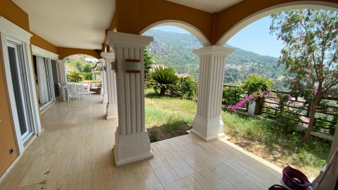 Alanya Tepe Mahallesinde  Havuzlu Satılık  Villa