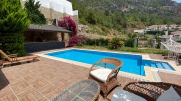 Alanya Tepe Mahallesinde  Havuzlu Satılık  Villa