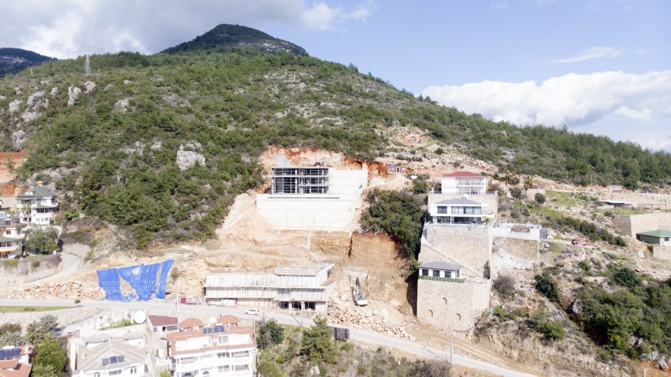 Alanya  Tepe  Mahallesine  Lüks  Satılık Deniz ve Kale Manzaralı  7+2 Villa