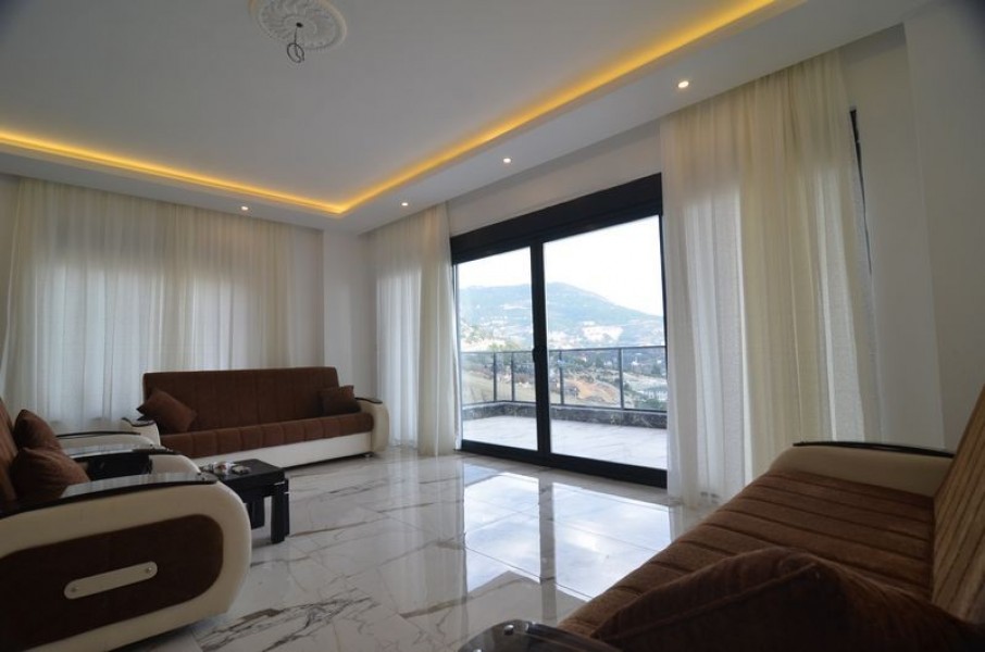 Alanya Tepe Mahallesinde Havuzlu Satılık  3+2  Villa