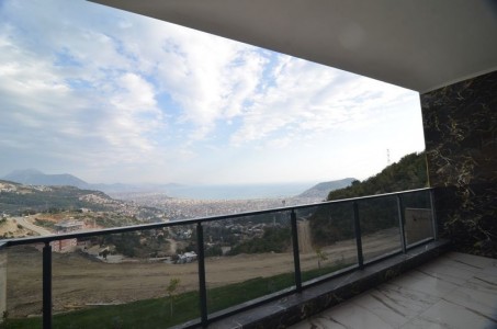 Alanya Tepe Mahallesinde Havuzlu Satılık  3+2  Villa